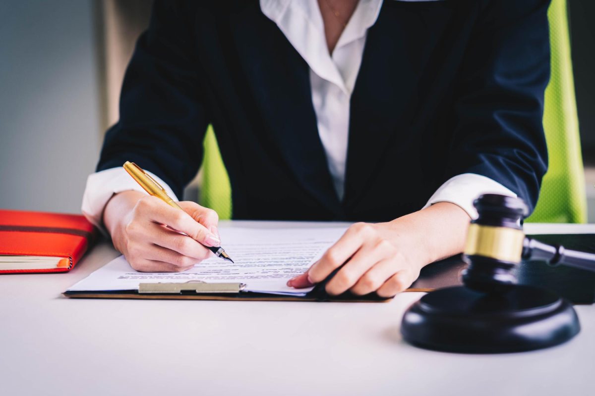 sędzia podpisująca dokumenty